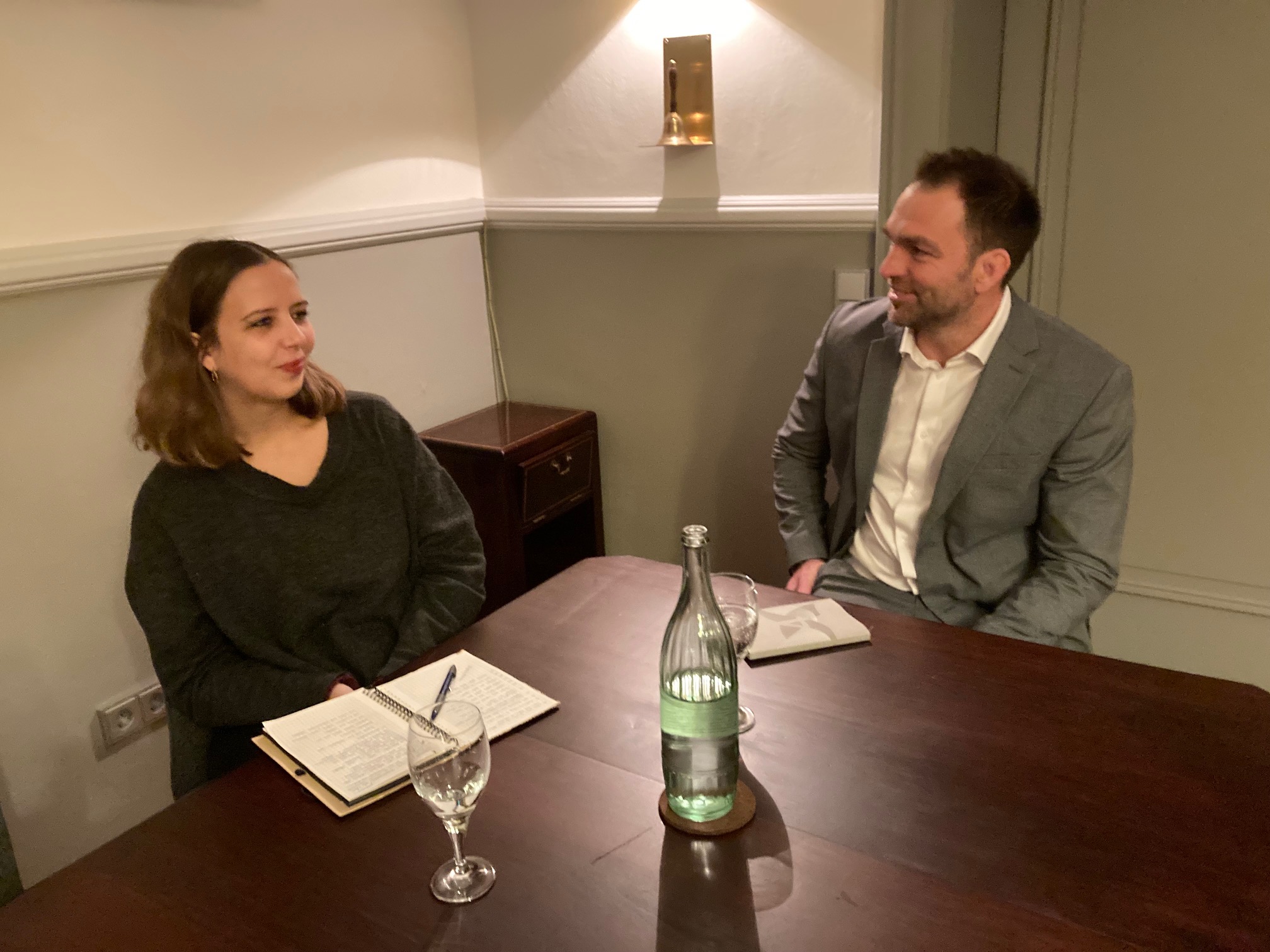 zwei Personen am Tisch
